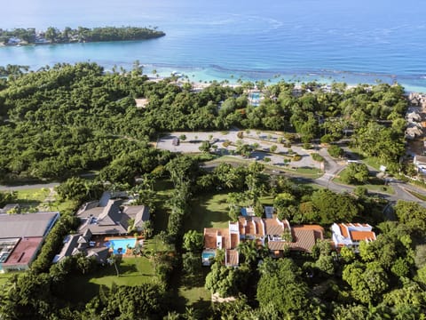 Large private garden and private pool ~1 min walk from Minitas Beach