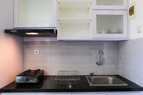 Deluxe Apartment | Private kitchen | Full-size fridge, stovetop, rice cooker, cookware/dishes/utensils
