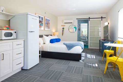 Studio | Hypo-allergenic bedding available, down comforters, desk