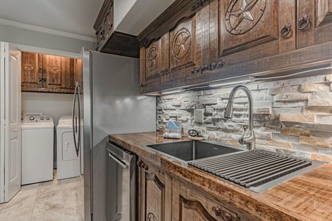 Double sink / Full size refrigerator