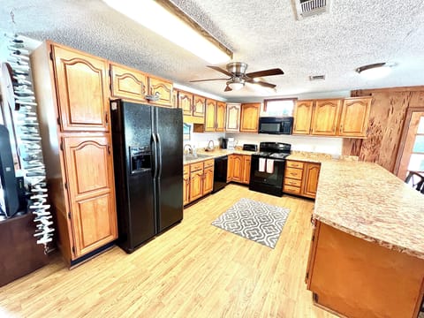 Full Kitchen with amenities!
