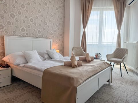 Comfort Double Room | In-room safe, desk, laptop workspace, blackout drapes