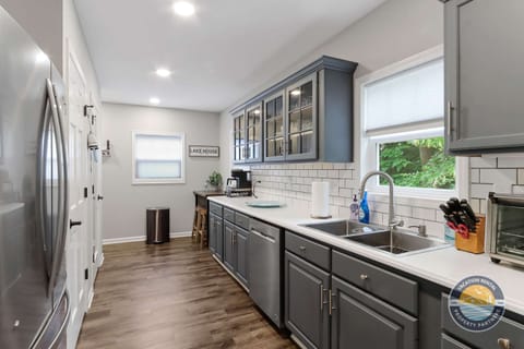 With generous counter space and modern appliances, this kitchen makes hosting simple and stress-free. Ideal for group stays, weekend getaways, and relaxing evenings at home.