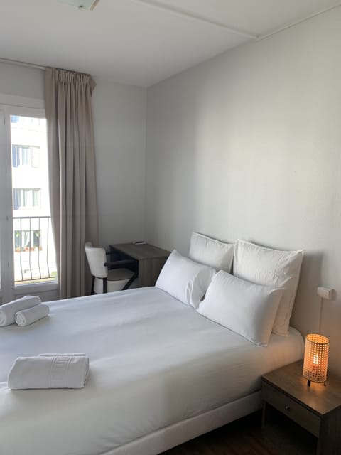 City Room | Desk, blackout drapes, free WiFi, bed sheets