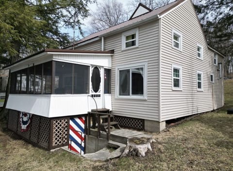 Welcome to our cottage on Lake Demmon! 