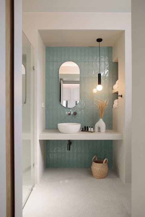 Luxury Suite | Bathroom | Shower, rainfall showerhead, designer toiletries, hair dryer