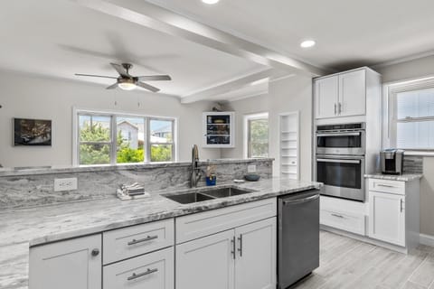 House, 2 Bedrooms | Private kitchen | Fridge, oven, coffee/tea maker, toaster
