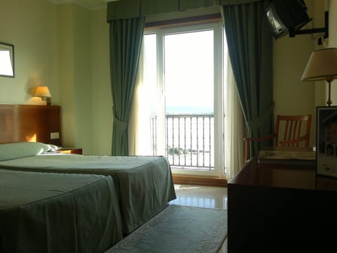 Standard Twin Room | Minibar, in-room safe, desk, blackout drapes