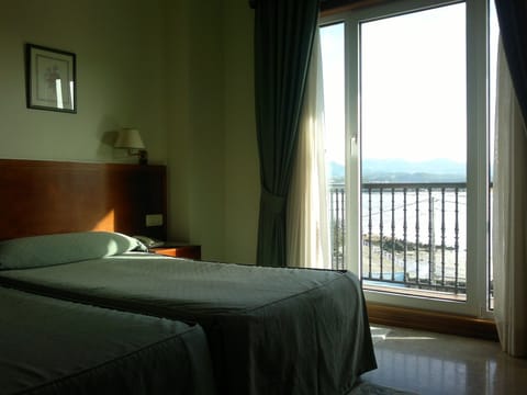 Standard Twin Room | Minibar, in-room safe, desk, blackout drapes