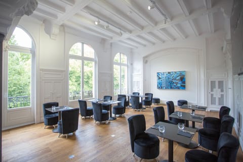 Daily continental breakfast (EUR 17.50 per person)