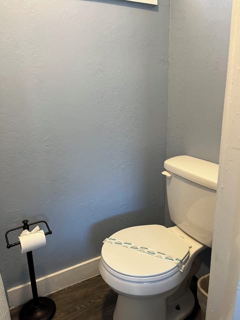 Basic Room, 1 King Bed | Bathroom | Shower, rainfall showerhead, towels