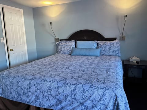 Basic Room, 1 King Bed | Free WiFi, bed sheets