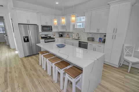 5 additional seats at the expansive kitchen island