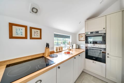 Lower Farm Cottage, Stalbridge Weston: The well-equipped kitchen