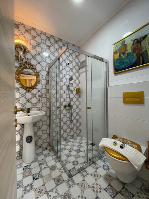 Luxury Double Room | Bathroom | Shower, rainfall showerhead, free toiletries, hair dryer