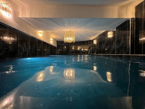 Business Studio Suite | Private pool