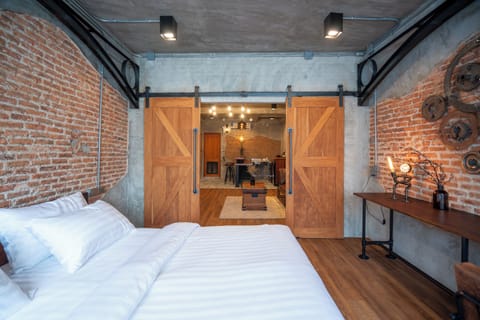Grand Suite | Minibar, in-room safe, desk, laptop workspace