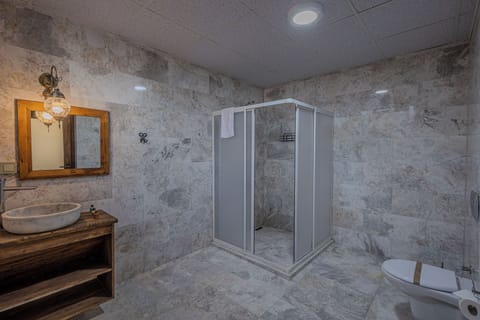 Standard Room | Bathroom | Free toiletries, hair dryer, bathrobes, slippers