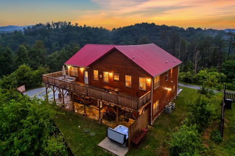 Secluded location, close to downtown Pigeon Forge, Huge 1,000sqft deck