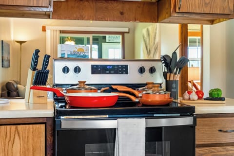 Pots, pans, dishes provided