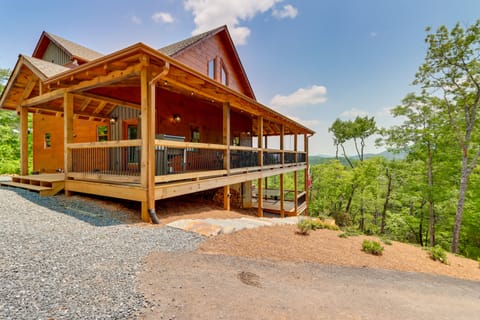 Blue Ridge Vacation Rental | 4BR | 3.5BA | 2,800 Sq Ft | Stairs Required