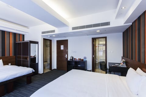 Premium Suite | In-room safe, desk, laptop workspace, blackout drapes