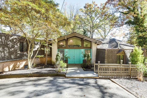 King of Prussia Vacation Rental | 2BR | 3BR | Stairs Required | 4,000 Sq Ft