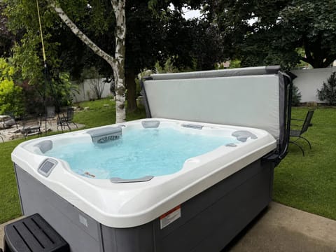 Brand new 6 person hot tub!