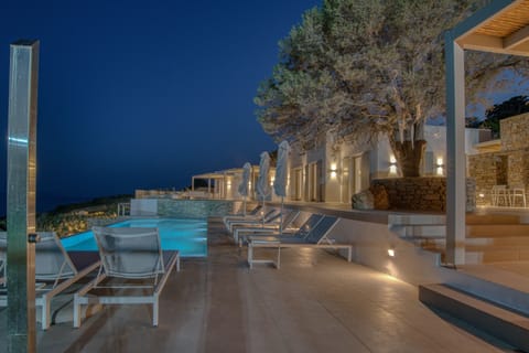 Seasonal outdoor pool, pool umbrellas, sun loungers