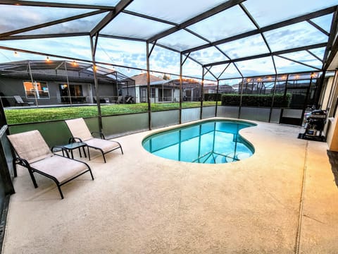 Private pool with sunlounges and Grill for  an awesome family-time.