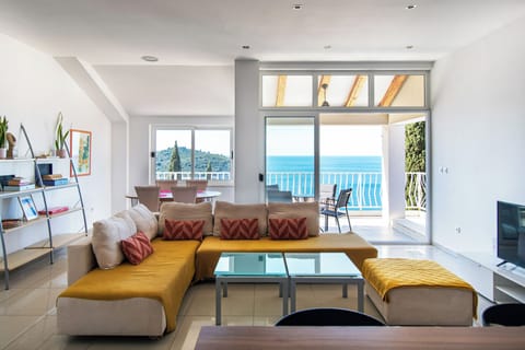 Panoramic Apartment | Living area | 81-cm TV with cable channels