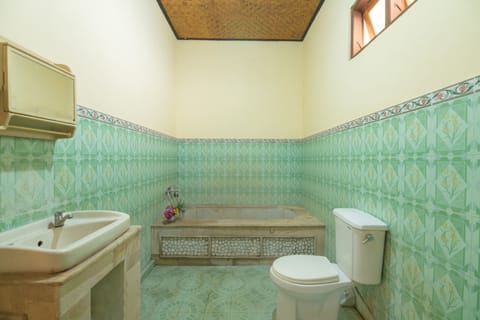 Family Room | Bathroom