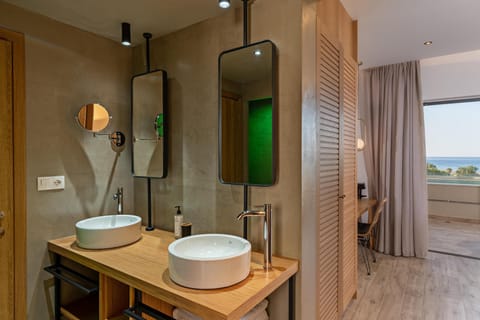 Deluxe Suite, Private Pool, Sea View | Bathroom | Shower, free toiletries, hair dryer, bathrobes