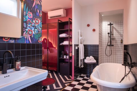 Romantic Room | Bathroom | Hair dryer, towels, soap, shampoo