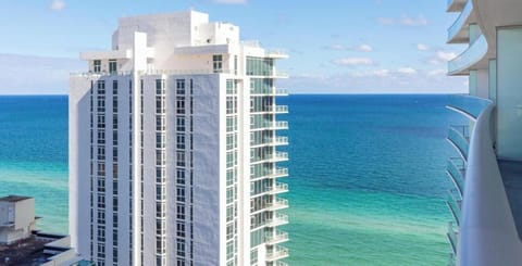 Stay on the beach-16th Floor Views + Pool & Gym (9905)