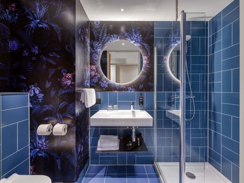 In-room safe, soundproofing, free WiFi, bed sheets