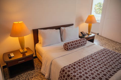 Comfort Double Room | Desk