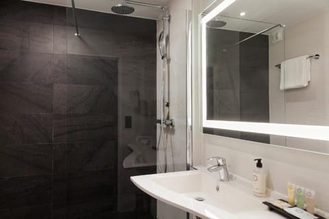 Free toiletries, hair dryer, bathrobes, towels