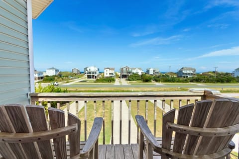 Step out onto the Top Level Deck for gorgeous views and unforgettable sunrises.