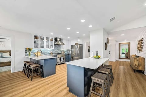 Stools placed around the kitchen counters provide additional seating for 6 guests.
