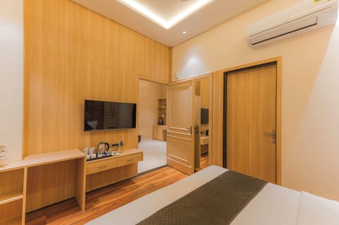 Executive Studio | Desk, rollaway beds, bed sheets