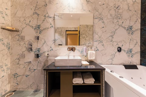 Executive Studio | Bathroom | Shower, free toiletries, towels, soap