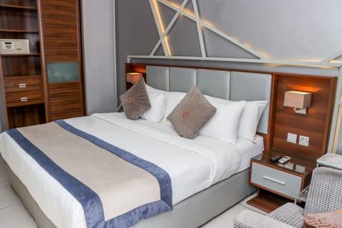 Deluxe Plus | 1 bedroom, Egyptian cotton sheets, premium bedding, in-room safe
