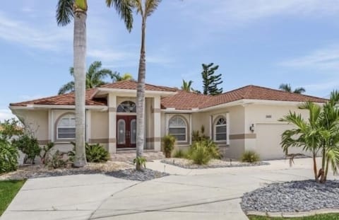 DREAM HOME! CAPTIVATING ENTRY! HUGE ROYAL PALMS AROUND LUXURY 2300 SQ FT HOME