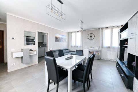 Zona Living con divano letto, mobile con Smart TV 55", tavolo da pranzo allungabile per 6 persone, climatizzatore Daikin