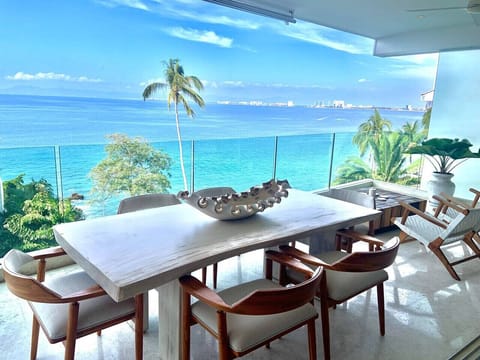 Oceanfront Outdoor Dining for 6 + Sitting Area for 4 with Bar (sink)