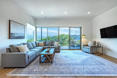 House, 5 Bedrooms | Living area