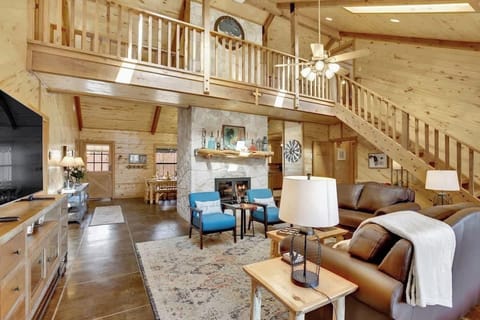 House, Multiple Beds, Hot Tub (157 Emil Eberle Rd) | Living area