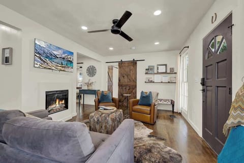House, Multiple Beds, Hot Tub, Garden View (305 S Crockett St) | Living area | Fireplace