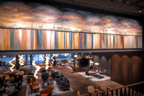 2 bars/lounges